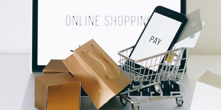 Какие инфраструктуры электронной коммерции можно предпочесть для продажи одежды в Интернете?