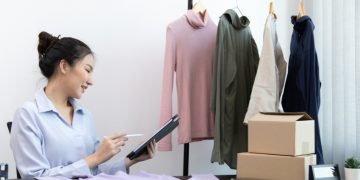 Процессы контроля качества и доставки при оптовых закупках одежды